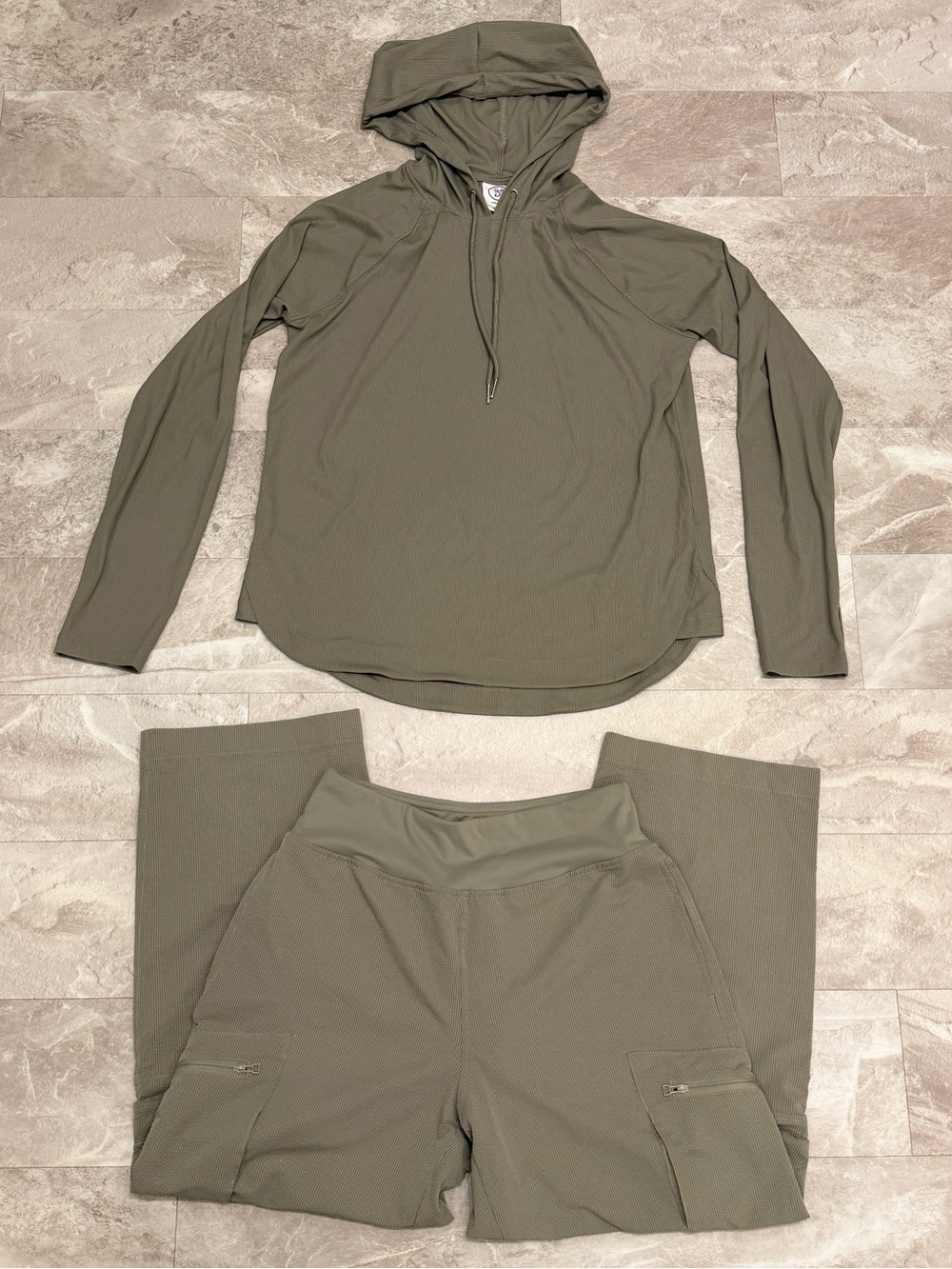 SAGE COLLECTIVE Bundle Green Hoodie Top and Capris Size Small